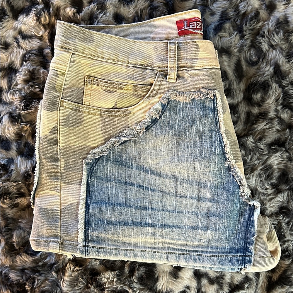 Lazerjeans Camouflage Denim Shorts with Jean patchwork detail - Picture 8 of 16